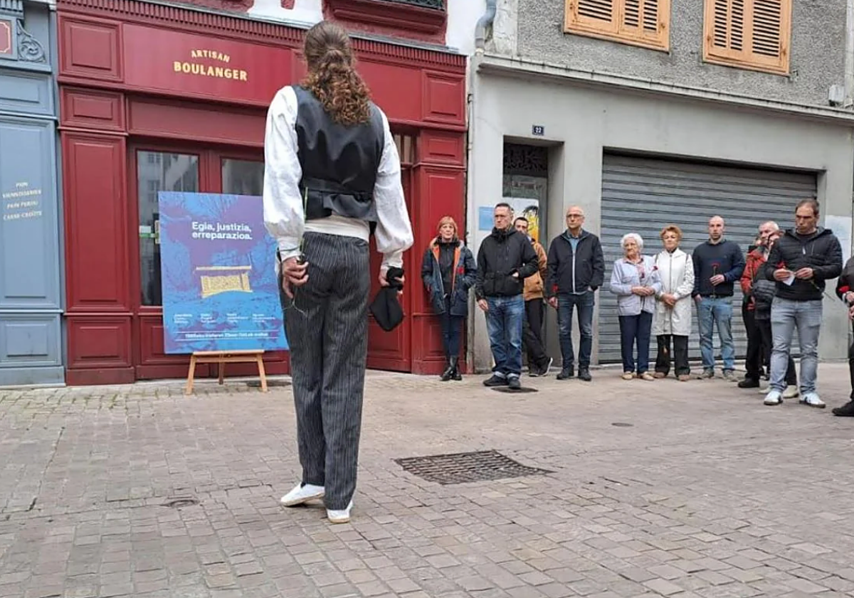 Imagen principal - Dos momentos de la ofrenda floral de hoy e imagen de archivo del Hotel Monbar.