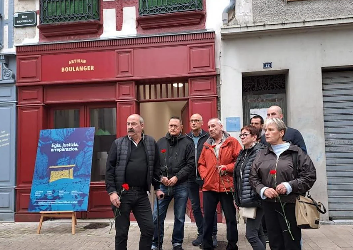 Imagen secundaria 1 - Dos momentos de la ofrenda floral de hoy e imagen de archivo del Hotel Monbar.