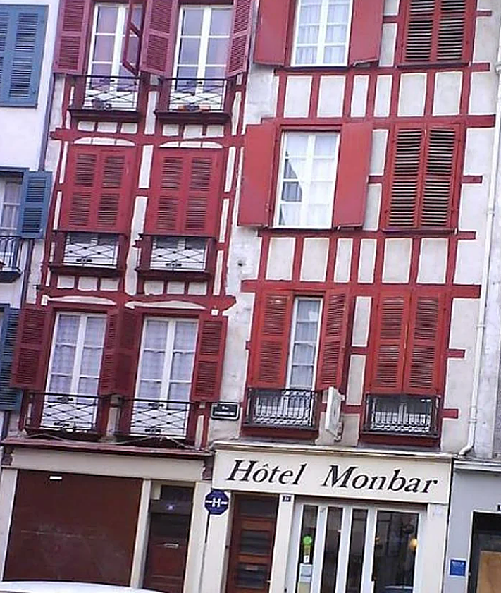 Imagen secundaria 2 - Dos momentos de la ofrenda floral de hoy e imagen de archivo del Hotel Monbar.