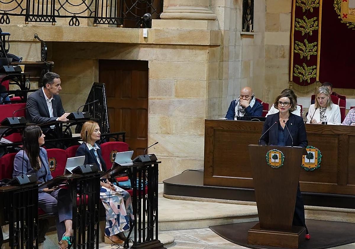 La diputada general de Bizkaia, Elixabete Etxanobe, durante su intervención.