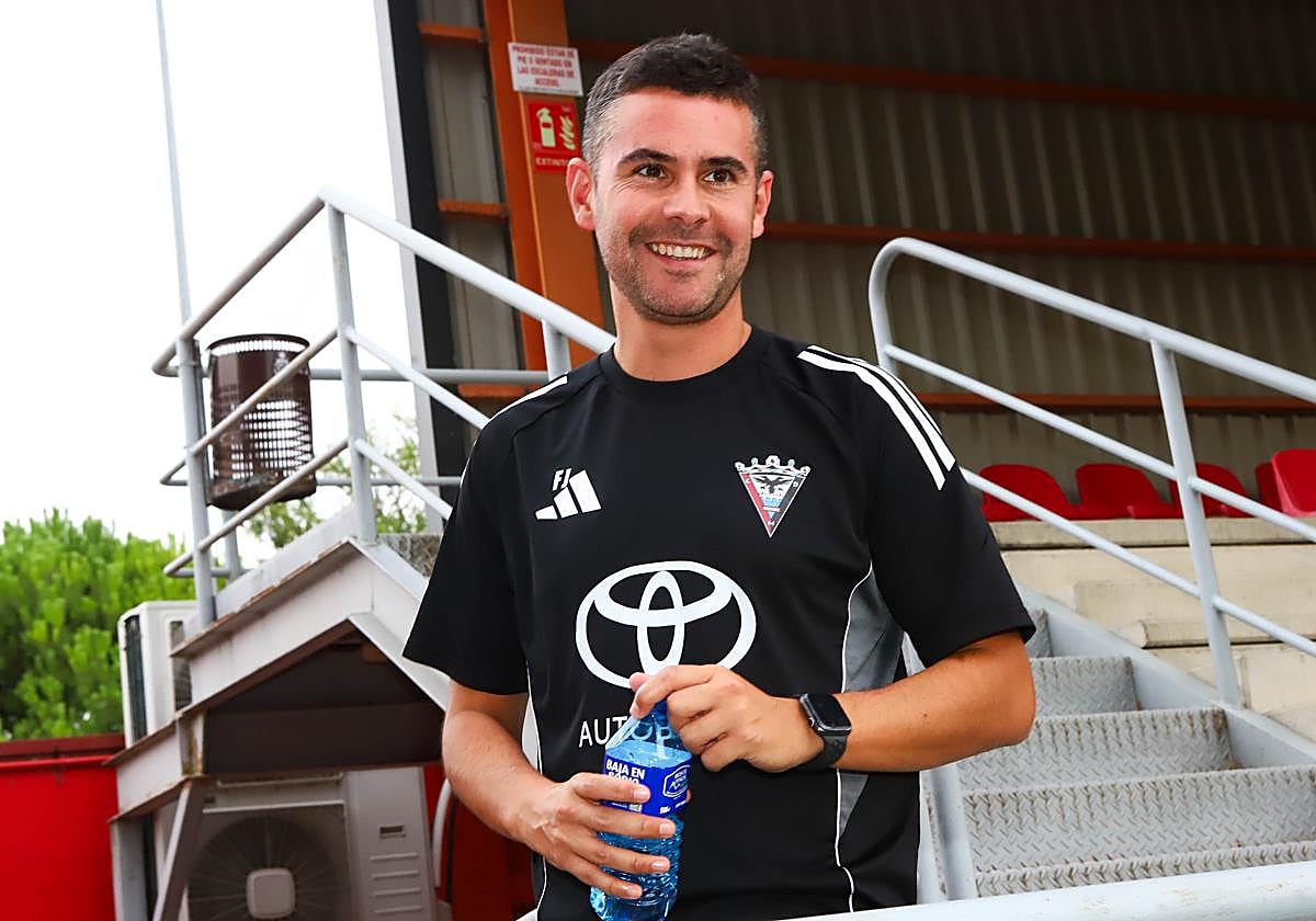 Fran Justo, sale de la improvisada sala de Anduva, ubicada en el Fondo Sur.