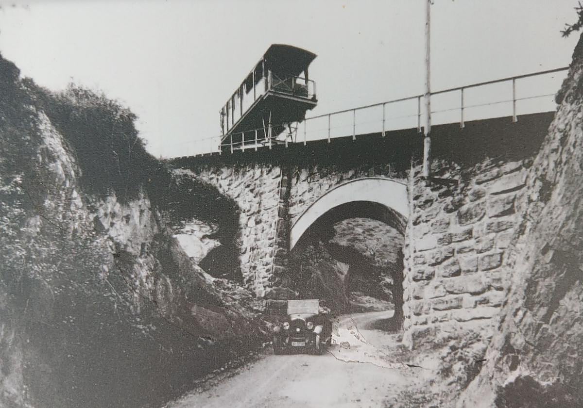 Imagen principal - La plataforma sobre la que se colocaban vehículos podía admitir camiones de hasta 9,3 toneladas de carga.