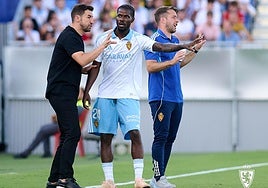Gabi Fernández imparte instrucciones durante un partido.
