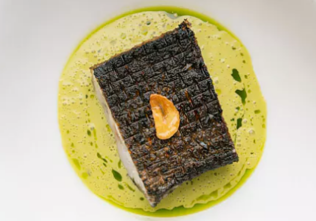 Un plato del restaurante Itzuli, que debuta en la Guía Michelin 2025.