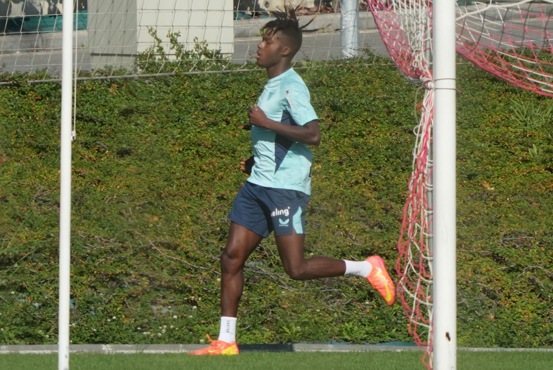 Nico Williams, ayer en solitario en el campo 1 de Lezama.