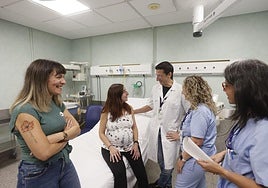 Iraia García, embarazada, charla con Jorge Burgos, jefe de Obstetricia de Cruces, con la investigadora Nora Fernández y con dos matronas.