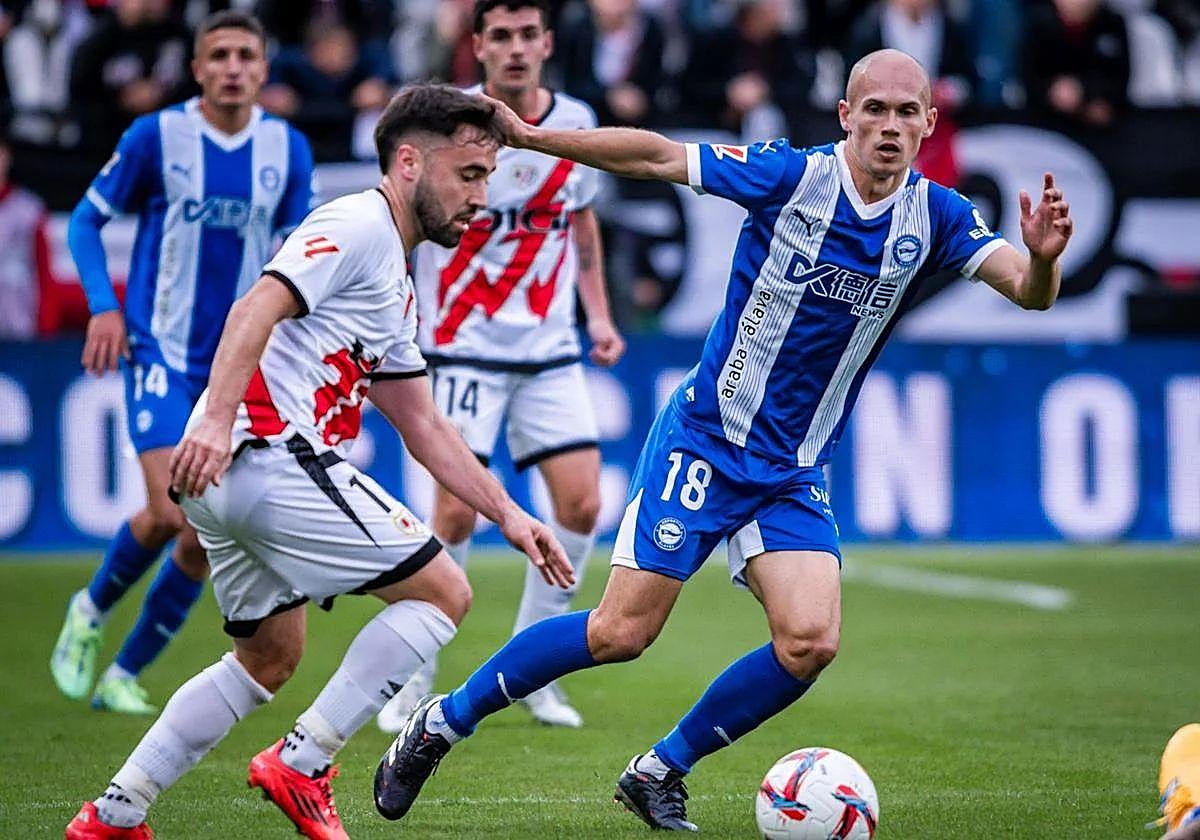 Unai López conduce el balón bajo la presión de Guridi