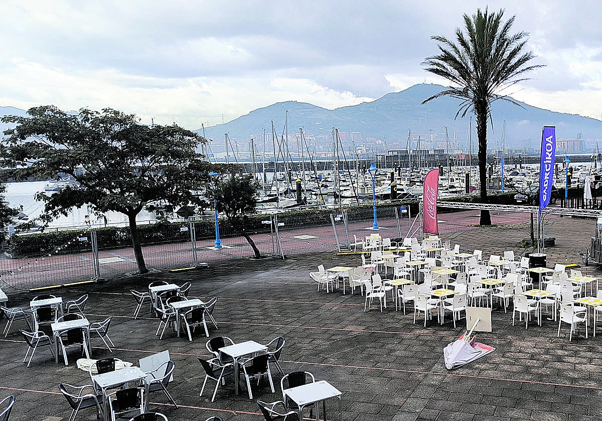 El Puerto Deportivo de Getxo ofrece una imagen de abandono desde hace meses y un centenar de patrones se han llevado sus embarcaciones.