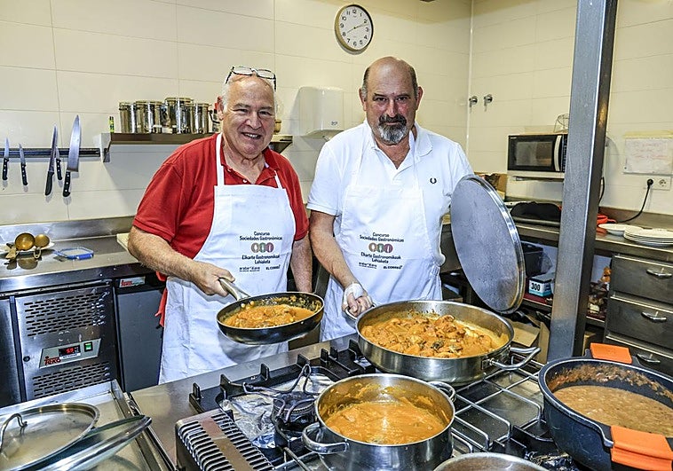 José Luis Vallecillo y Iosu Fernández de Larrinoa encendieron los fogones del concurso de sociedades gastronómicas con unos platos tradicionales con un toque original.
