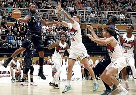 Hilliard pasa el balón fuera tras una penetración a canasta,