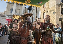 El mercado encantó a los más pequeños con malabarismos y personajes de ensueño, además de muestras en vivo de artesanía.