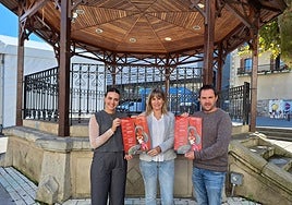 La artista Ane Legarreta, la concejala de Euskera Izaskun Barbarias y el técnico municipal Jon Agirresarobe.