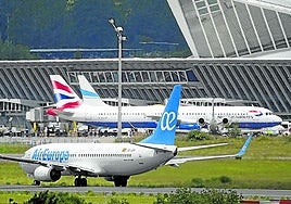 Varios aviones realizan operaciones en el aeropuerto de Bilbao, situado en Loiu.