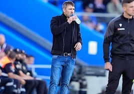 Coudet bebe agua durante el Getafe-Alavés.