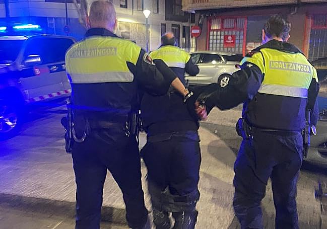 Policías municipales detienen al autor.