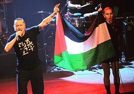 Muguruza en el bis desplegando la bandera palestina.