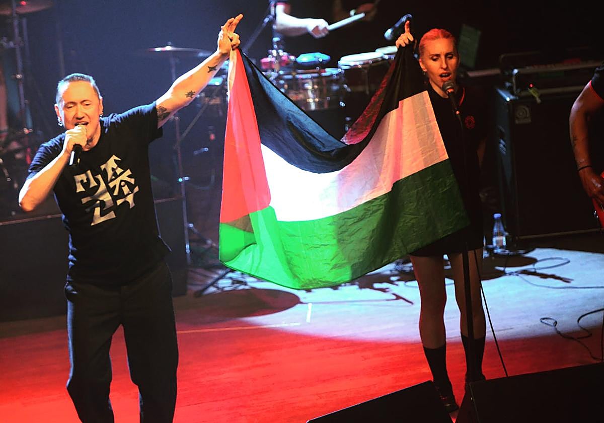 Muguruza en el bis desplegando la bandera palestina.