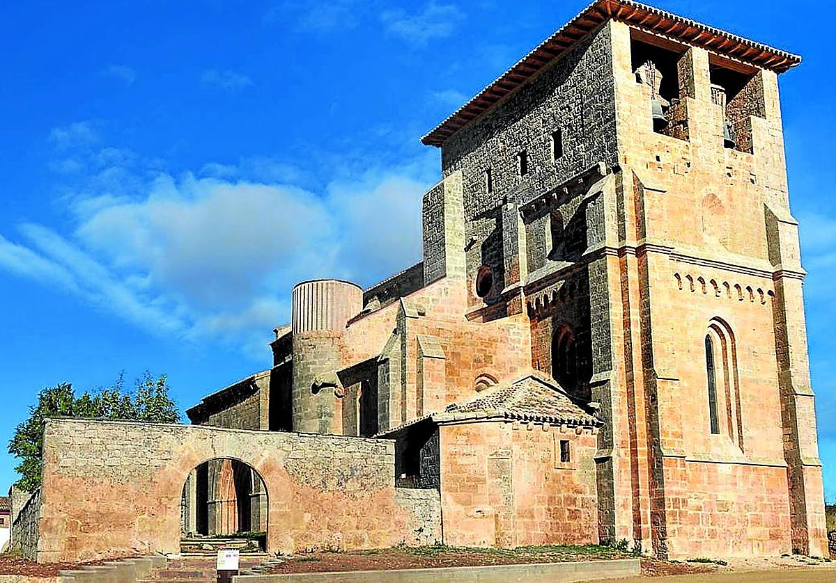 La imponente estructura y otra media docena de casas son lo único que se mantiene en pie en Villamorón.