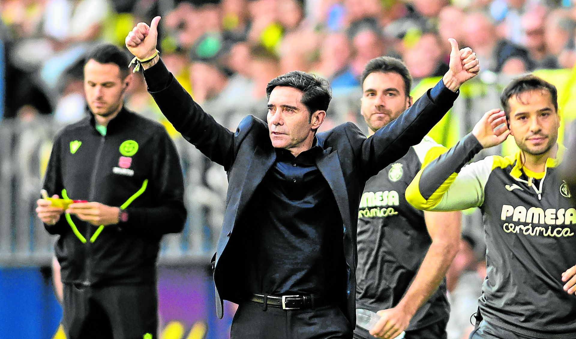 Marcelino aprueba desde la banda el juego de sus futbolistas.