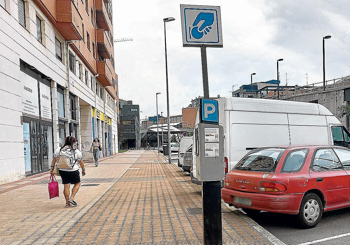 Los parquímetros antiguos, como el de la imagen, en Urban, serán sustituidos por otros más modernos.