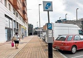 Los parquímetros antiguos, como el de la imagen, en Urban, serán sustituidos por otros más modernos.