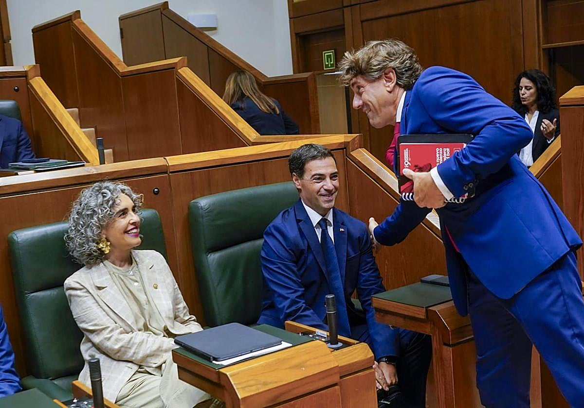 Eneko Andueza saluda a Imanol Pradales en presencia de Ibone Bengoetxea.