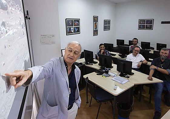 Sánchez Lavega, en un clase.