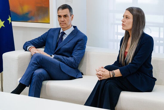 El presidente Pedro Sánchez en una reunión con Míriam Nogueras, portavoz de Junts en el Congreso