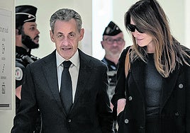 El expresidente francés sale, junto a su mujer Carla Bruni-Sarkozy de declarar en los juzgados