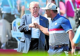 Donald Trump saluda a Bryson DeChambeau antes de uno de los partidos de la jornada inaugural de la Ryder Cup.