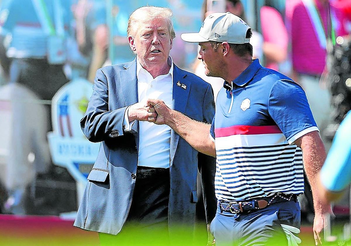 Donald Trump saluda a Bryson DeChambeau antes de uno de los partidos de la jornada inaugural de la Ryder Cup.