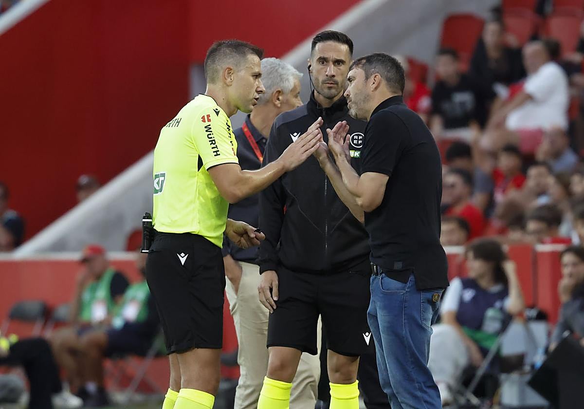 El árbitro, Cordero Vega, explica la acción a Coudet en la banda.