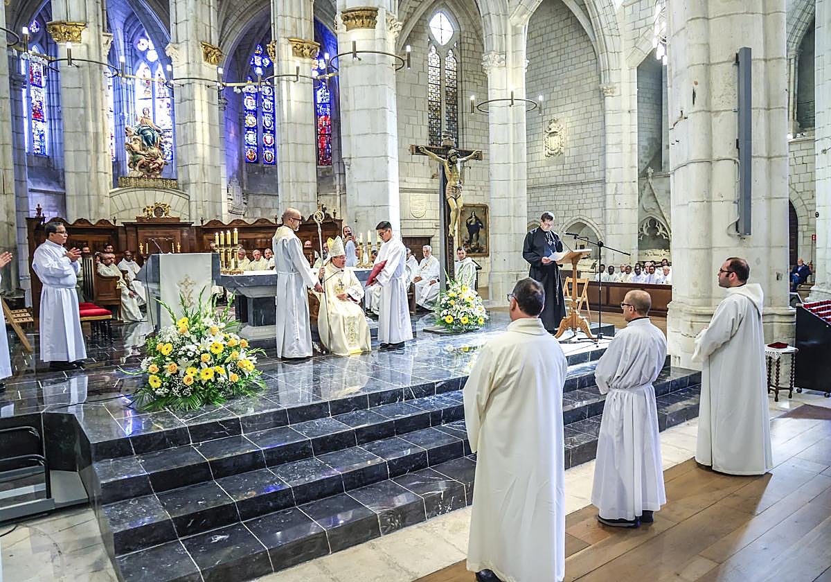 Tres nuevos diáconos para la Diócesis de Vitoria