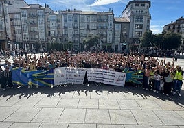 Participantes en la manifestación en la plaza de la Virgen Blanca.