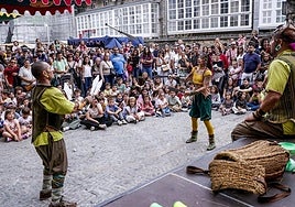 La plaza del Machete acogió por la tarde un espectáculo con espadas que hizo las delicias de los más pequeños.
