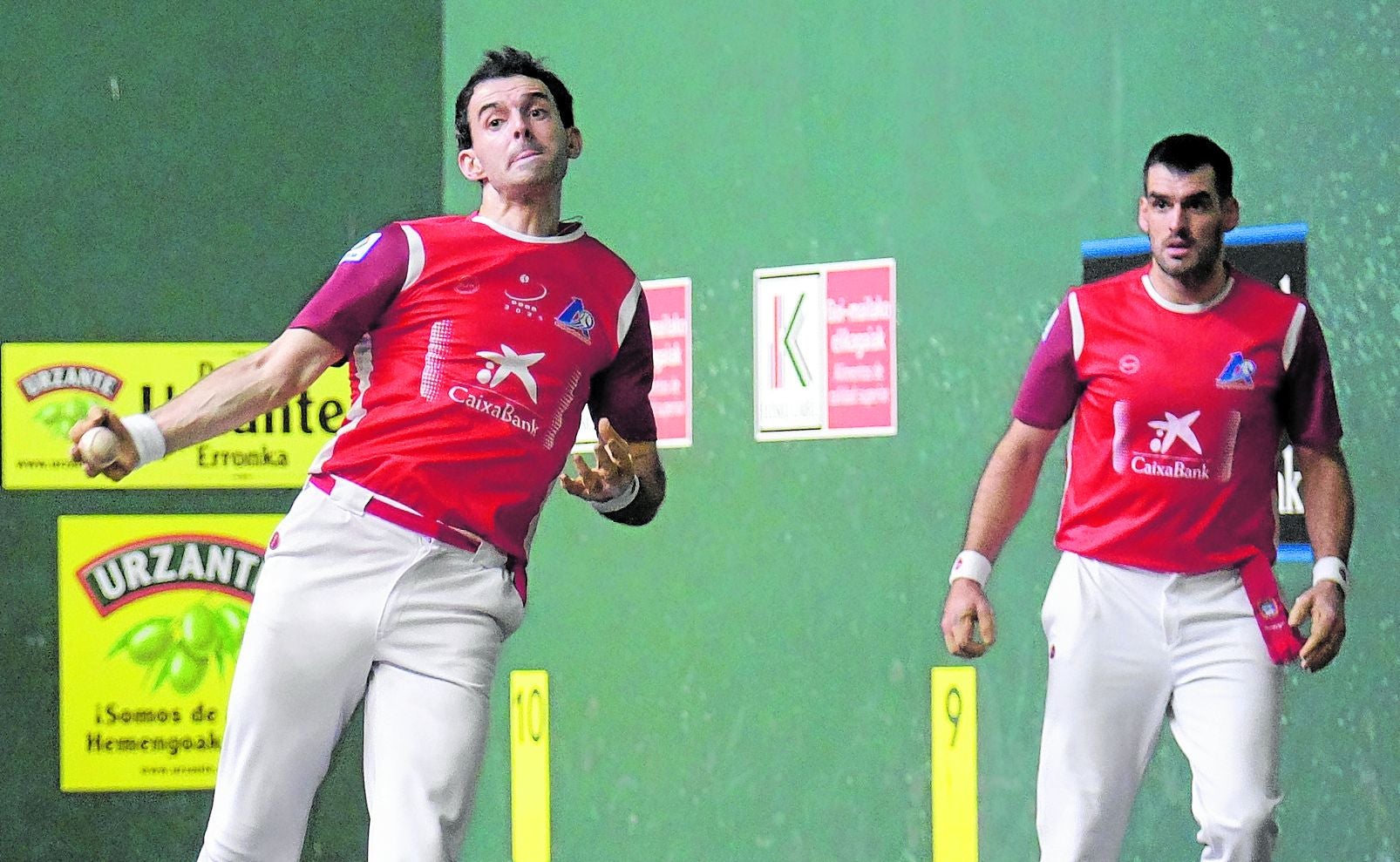 Altuna III y Ezkurdia, durante un partido disputado en el Torneo de San Mateo de Logroño.