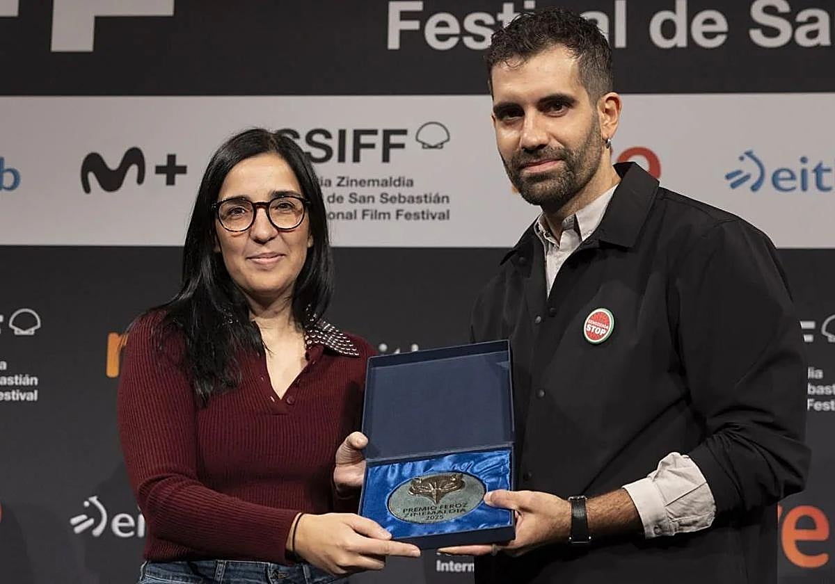 Alauda Ruiz de Azúa recibe de manos de Tamar Novas el Feroz 2025 del Zinemaldia por 'Los domingos'.