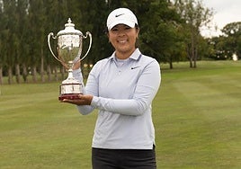 Huang posa con el trofeo conquistado en Normandía.