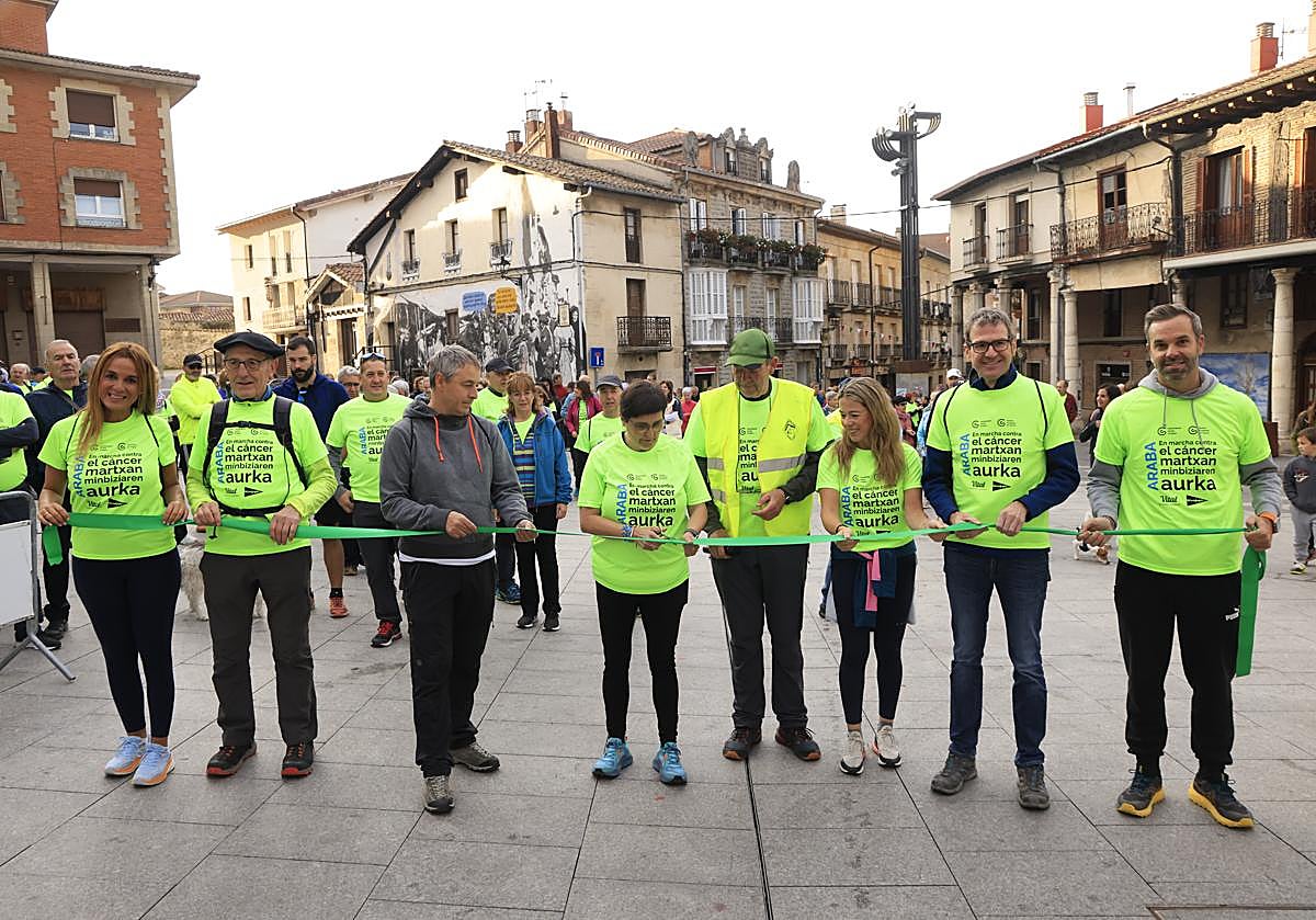 Imagen principal - La marcha se ha iniciado a las nueve de la mañana en la villa de la LLanada Alavesa.