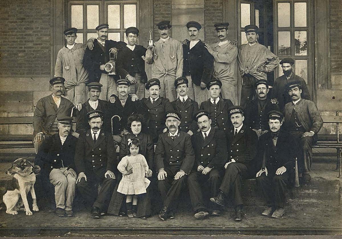 Plantilla de la estación de Avilés en 1915.