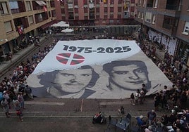 Pancarta de ´Txiki´ y Otaegi colocada en la plaza de Zarautz.