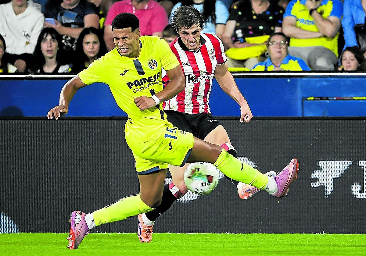 Unai Gómez centra ante la oposición de Mouriño.