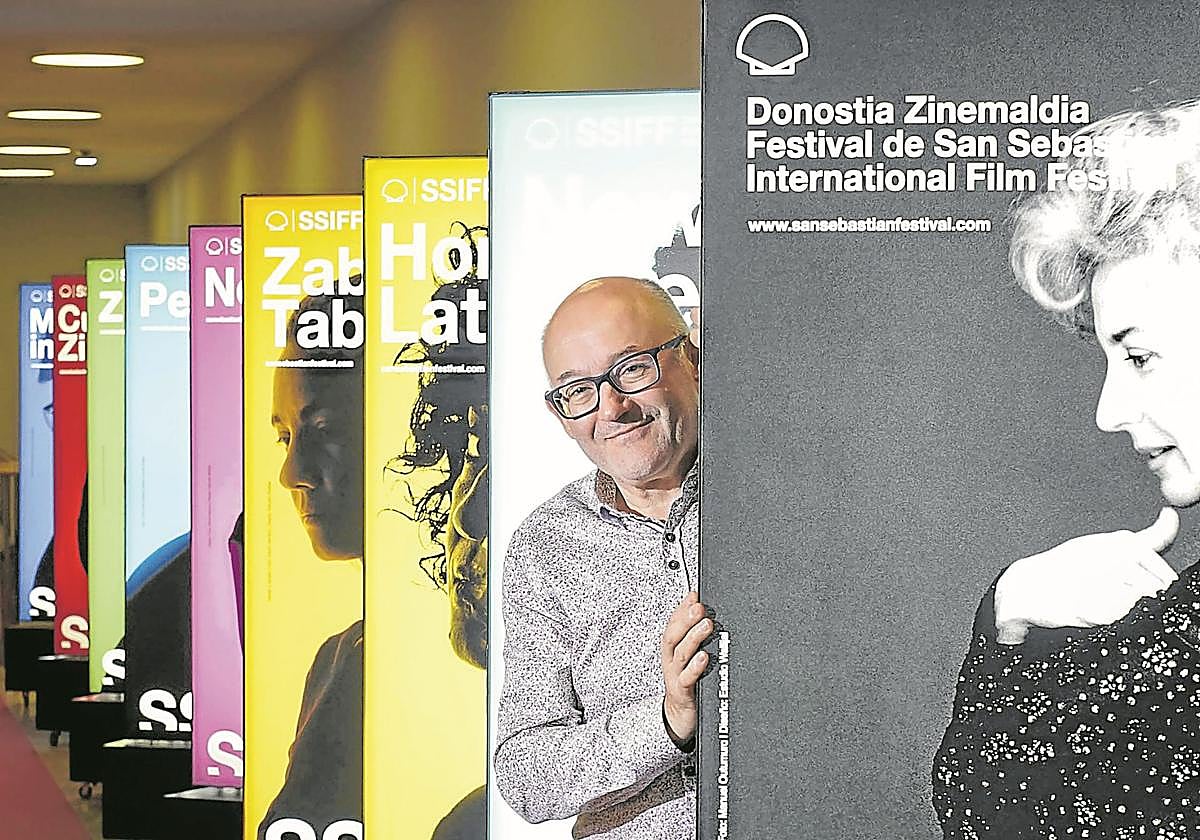 José Luis Rebordinos, director del Zinemaldia, con los carteles de la última edición.