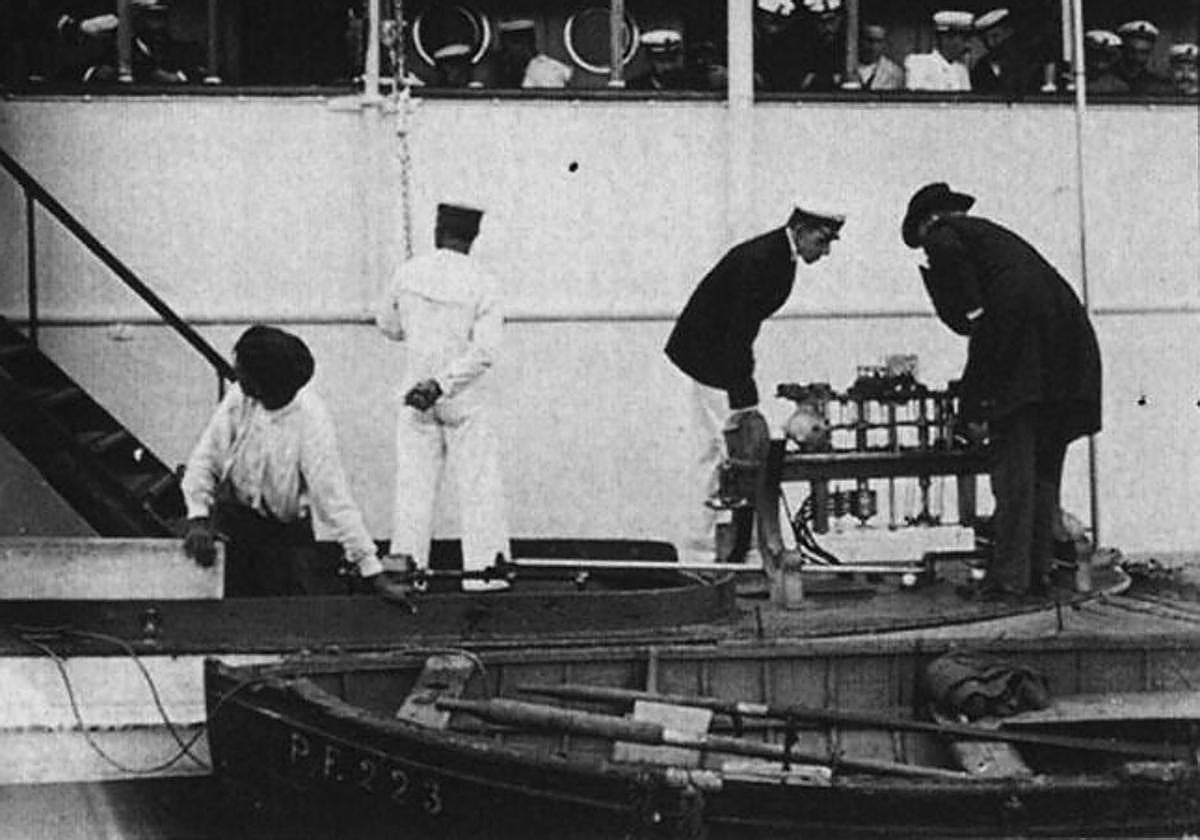 Alfonso XIII examina el Telekino con Torres Quevedo.