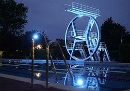 El concurrido trampolín del Estadio en verano estrenó ayer una llamativa iluminación.