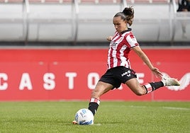 Nevado lanza el penalti que ha supuesto el gol del Athletic.