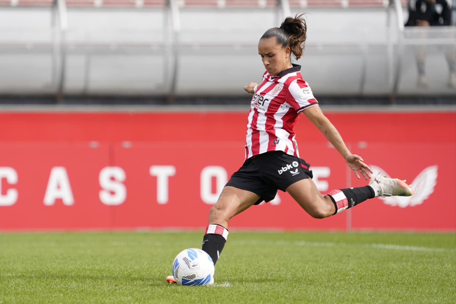 Nevado lanza el penalti que ha supuesto el gol del Athletic.
