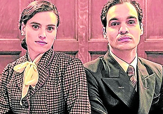 Escena de 'Karmele', con Jone Laspiur y Eneko Sagardoy.