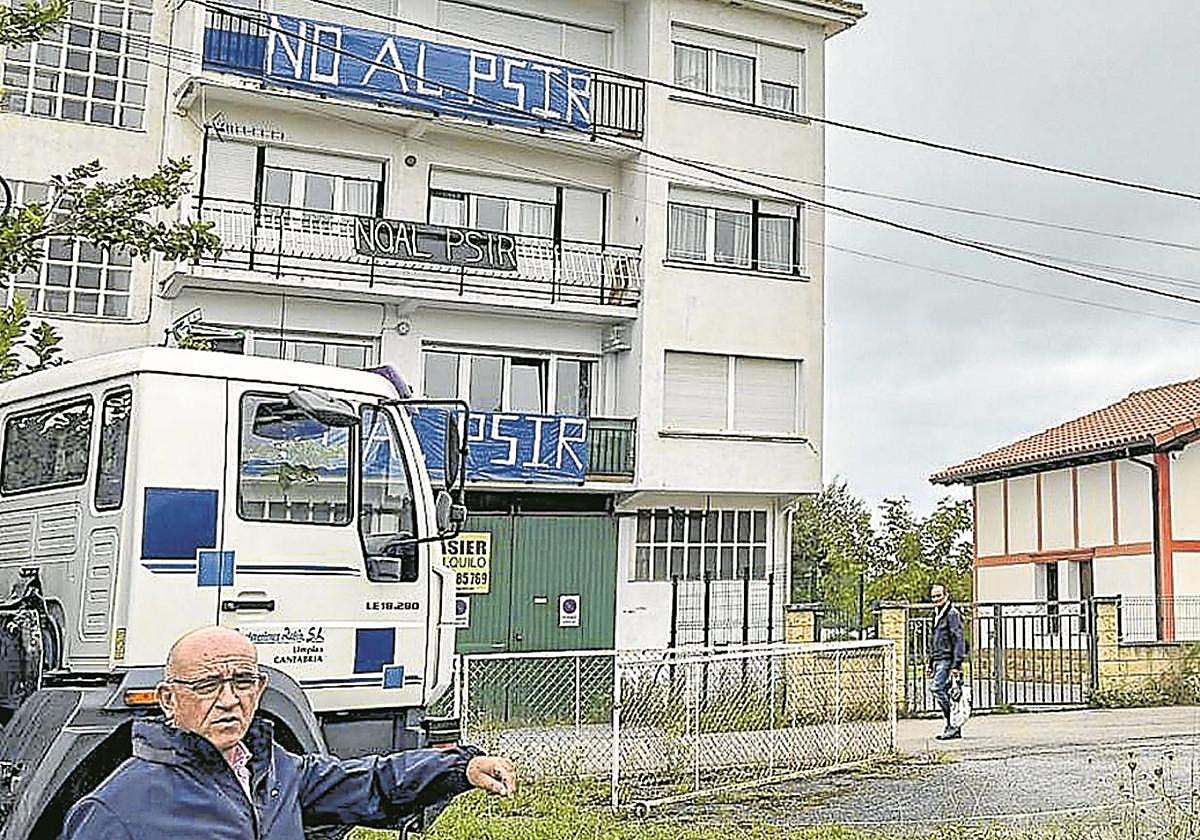Pancartas de rechazo al PSIR de Laredo colgadas de los balcones de varias viviendas de la zona afectada.