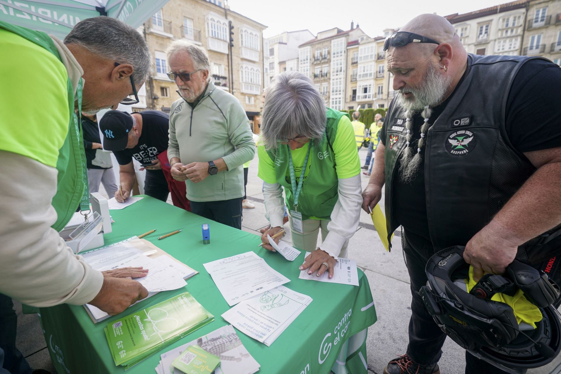 La marea verde contra el cáncer toma Vitoria